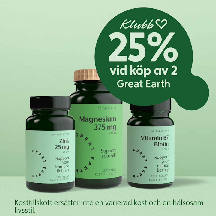 Tre gröna kosttillskottsflaskor i förgrunden (Zink 25 mg, Magnesium 375 mg, Vitamin B7 Biotin) med etiketter och svarta lock, mot en ljusgrön bakgrund, samt en mörkgrön pratbubbla som visar "Klubb 25% vid köp av 2 Great Earth".