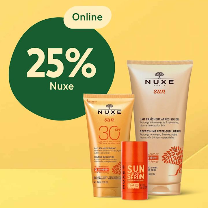 Tre Nuxe Sun-produkter (SPF30 solkräm, after-sun lotion och Sun Stick Serum) stående framför gul bakgrund med en grön cirkel som visar texten "25% Nuxe" och en liten "Online"-etikett.
