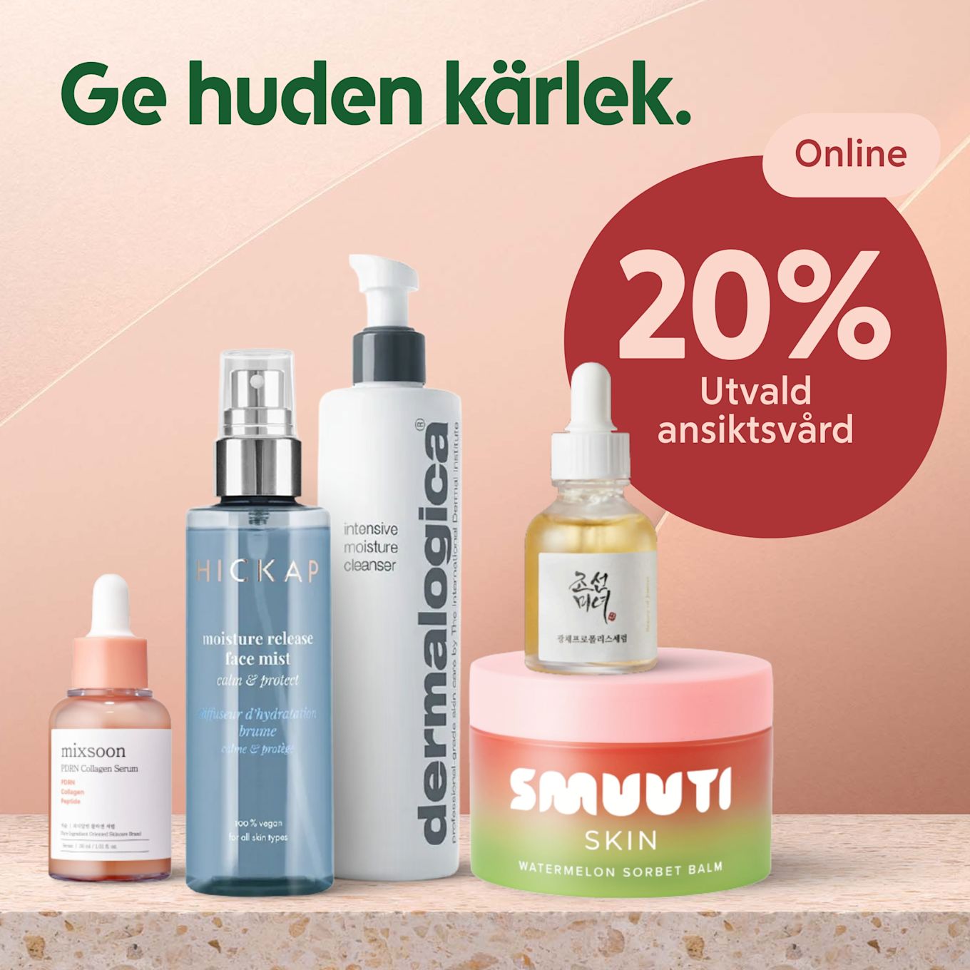 Fem hudvårdsprodukter (serum, face mist, rengöring, oljeserum och krämburk) uppställda på stenbänk med rosa bakgrund och röd cirkel där texten "20% Utvald ansiktsvård" syns, samt grönt budskap "Ge huden kärlek".