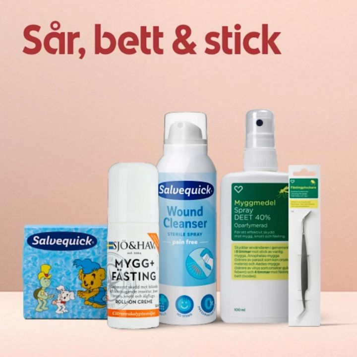 Ingång till kategorin Sår, bett & stick. Bilder på fem första hjälpen- och myggprodukter i rad: ett paket Salvequick-plåster med blått barnmotiv, roll-on myggmedel, Salvequick Wound Cleanser spray, vit myggspray DEET 40% och en pincett för fästingar mot ljusrosa bakgrund.