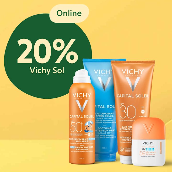 Fyra Vichy Capital Soleil-solprodukter i olika förpackningar (spray, tuber och kräm) framför gul bakgrund med grön cirkel som visar texten "20% Vichy Sol" och en oval etikett "Online".