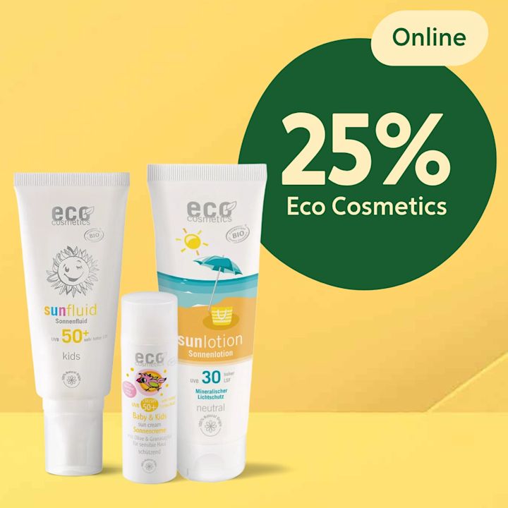 Tre vita solkrämsförpackningar från Eco Cosmetics stående på gul bakgrund, bredvid en grön cirkel med texten "25% Eco Cosmetics" och en liten etikett "Online".