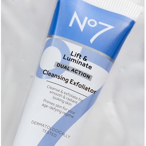 No7 Lift & Luminate Dual Action Cleansing Exfoliator 100 ml